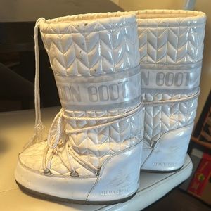 White Moon Boots